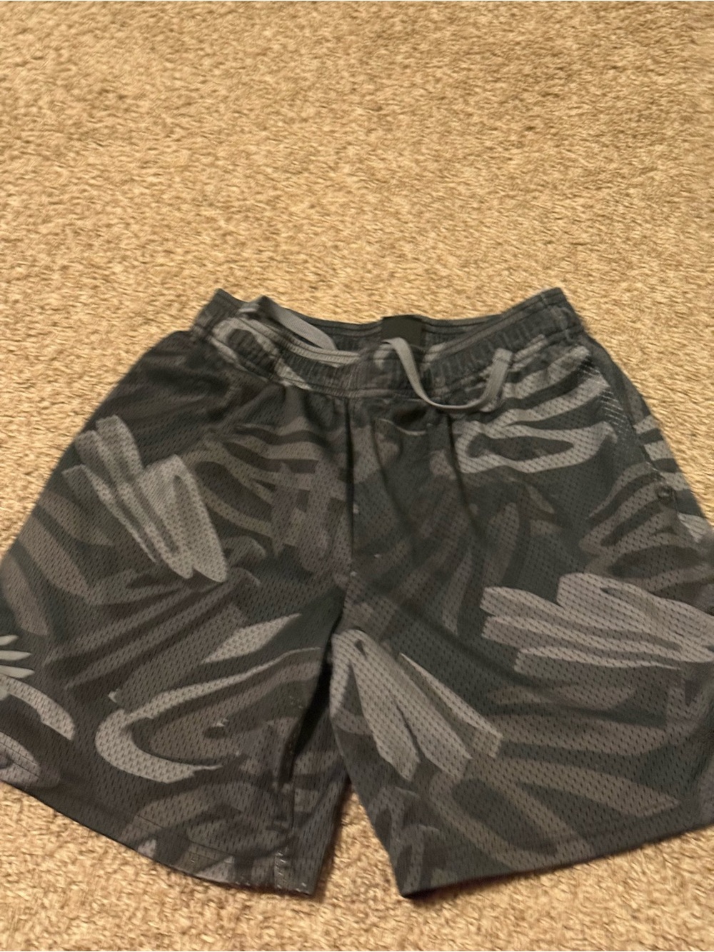 Under Armour Camo Mesh Athletic Basketball Shorts Youth L / JLG Black Gray